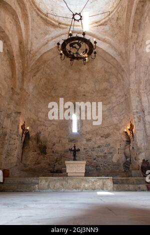 Innenraum der alten albanischen Kirche in Kish Dorf von Sheki - Aserbaidschan Stockfoto