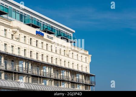 Park Inn, Radisson Palace Hotel in Southend on Sea, Essex, Großbritannien, bei schönem, sonnigen Wetter. Historische Unterkunft auf den Klippen. Blauer Himmel Stockfoto