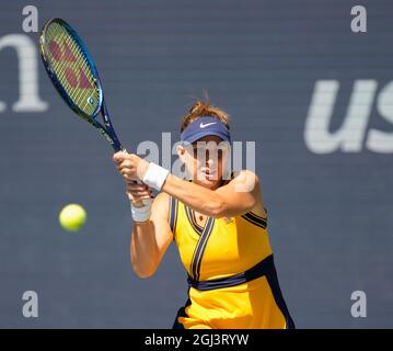 8. September 2021: Belinda Bencic (SUI) verliert Emma Raducanu (GBR), 6-3, 6-4 bei den US Open, gespielt im Billy Jean King National Tennis Center in Flushing, Queens, New York, {USA} © Jo Becktold/Tennisclix/CSM Stockfoto