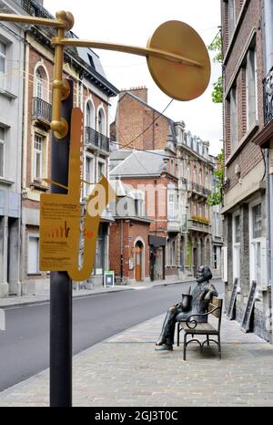 Dinant, Belgien Skulptur von Adolphe Sax mit Erklärung eines Kontrabass-Saxophons vor dem Museum Stockfoto