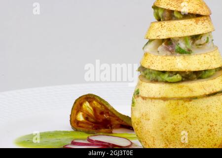 Gourmet-Birne-Wüste auf weißem Hintergrund Stockfoto