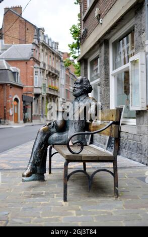 Dinant, Belgien 08-17-2014 Skulptur des Saxophonerfinders Adolphe Sax auf einer Bank vor dem Museum Stockfoto