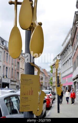 Dinant, Belgien 08-17-2014 Straßenszene mit Erklärung eines Altsaxophons während des Festivals Stockfoto