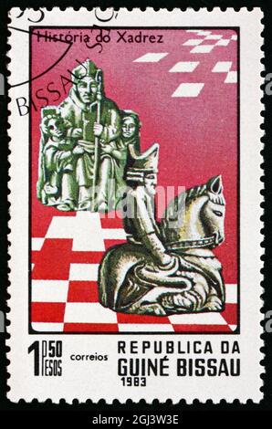 GUINEA-BISSAU - UM 1983: Eine in Guinea-Bissau gedruckte Marke zeigt Schachfiguren, Geschichte des Schachs, um 1983 Stockfoto