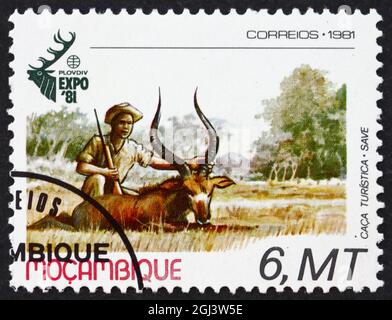 MOSAMBIK - UM 1981: Eine in Mosambik gedruckte Briefmarke zeigt Hunter und Impala, Weltjagdausstellung, Plovdiv, Bulgarien, um 1981 Stockfoto