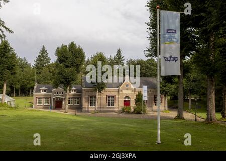 SOEST, NIEDERLANDE - 21. Aug 2021: Logo-Flagge winkt vor dem niederländischen Frischwasserversorgungsunternehmen Vitens Hauptsitz in grüner Waldumgebung. Stockfoto