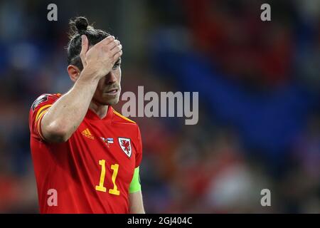 Cardiff, Großbritannien. September 2021. Gareth Bale aus Wales ist niedergeschlagen. FIFA-WM-Qualifikationsspiel, Gruppe E, Wales gegen Estland am Mittwoch, den 8. September 2021, im Cardiff City Stadium in Cardiff, Südwales. Nur zur redaktionellen Verwendung. Bild von Andrew Orchard/Andrew Orchard Sports Photography/Alamy Live News Credit: Andrew Orchard Sports Photography/Alamy Live News Stockfoto