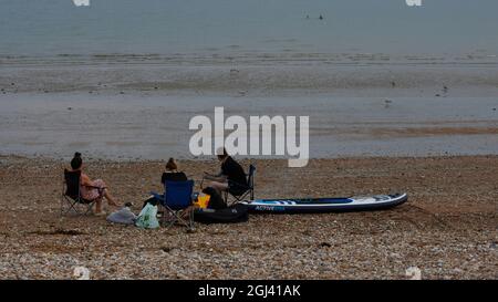 Freunde genießen einen Sommertag am Strand. Stockfoto
