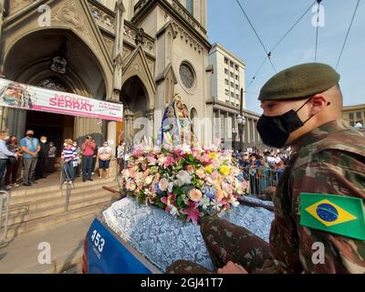 Santos, Sao Paulo, Brasilien. September 2021. (INT) Hommage an die Muttergottes von Monte Serrat, schutzpatronin von Santos. 8. September 2021, Santos, Sao Paulo, Brasilien: Die Gläubigen folgen dem Weg des Bildes unserer Lieben Frau von Monte Serrat, schutzpatronin der Stadt Santos, die die Kathedrale verlässt und am Mittwoch (8), einem Gemeindefeiertag, auf den Gipfel des Monte Serrat an der Küste von Sao Paulo zurückkehrt. (Bild: © Luigi Bongiovanni/TheNEWS2 via ZUMA Press Wire) Stockfoto