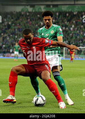 Der Schweizer Manuel Akanji im Einsatz mit dem nordirischen Jamal Lewis während des FIFA World Cup Qualifying-Spiels 2022 im Windsor Park, Belfast. Bilddatum: Mittwoch, 8. September 2021. Stockfoto