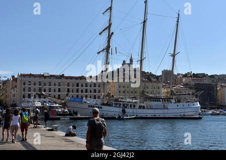 Marseille, Frankreich. September 2021. Gesamtansicht des Dreimaster-Kraken in Marseille das Segelboot der Vereinigung Wings of the Ocean wird anlässlich des Weltkongresses der Natur in Marseille (IUCN) am Vieux-Port vertäut, um das Bewusstsein für die Abfallsortierung zu schärfen. (Foto von Gerard Bottino/SOPA Images/Sipa USA) Quelle: SIPA USA/Alamy Live News Stockfoto