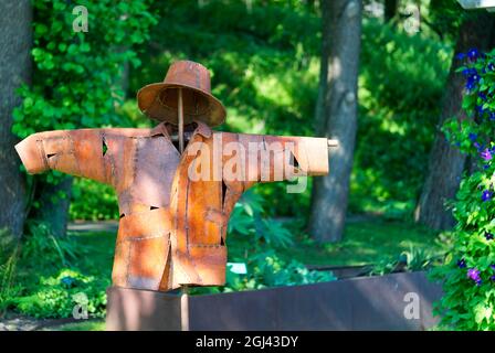 An einem sonnigen Tag aus Metall gefertigte Vogelscheuche Stockfoto