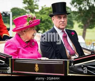 Windsor/England: 22. Juni 2017: Ihre Majestät Königin Elizabeth und ihr Sohn Prinz Andrew, Herzog von York, fahren in einem landau-Wagen nach Royal Ascot Stockfoto