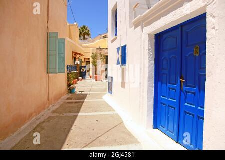 Eine kleine Gasse im traditionellen Dorf Megalochori in Santorini, Griechenland. Stockfoto