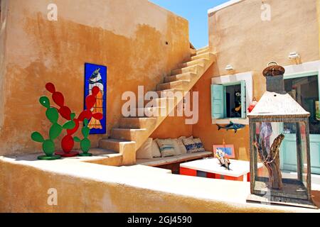 Ein Souvenirladen im traditionellen Dorf Megalochori in Santorini, Griechenland. Stockfoto