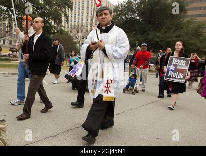 Austin, Texas, USA. Januar 2013. Abtreibungsgegner und lebensfreundliche Austiniten mit katholischen Pfarrern mit Geistlichen nehmen am 12. Januar 2012 an einer Kundgebung im Texas Capitol in Austin, TX, Teil. (Bild: © Bob Daemmrich/ZUMA Press Wire) Stockfoto