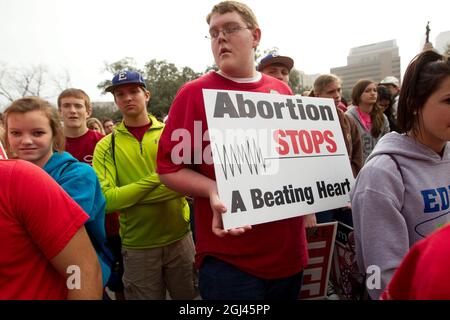 Texas, USA. Januar 2013. Eine große Menschenmenge trifft sich im Texas Capitol in Austin zu einer jährlichen Anti-Abtreibungskampfkundgebung zum 40. Jahrestag der Entscheidung des Obersten Gerichtshofs in Roe V. Wade. (Bild: © Bob Daemmrich/ZUMA Press Wire) Stockfoto