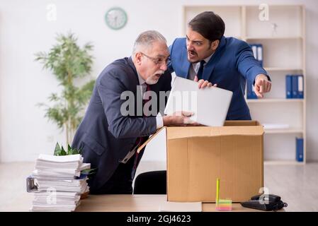 Zwei Mitarbeiter im Kündigungskonzept Stockfoto