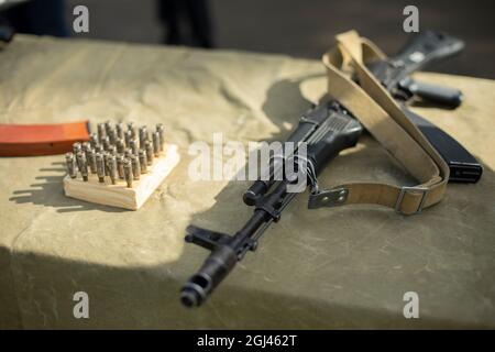 Feuerwaffen auf dem Tisch. Sowjetische Maschinengewehr für Patronen schießen. Waffen für die Ausbildung von Soldaten trainieren. Militärische Ausbildung im Detail. Stockfoto