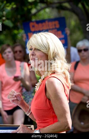 Austin, Texas, USA. Juli 2013. State Senatorin WENDY DAVIS, D-Ft. Worth spricht auf einer Wahlkampfveranstaltung, während Aktivisten am Dienstag des Capitol weiter absteigen, während die Gesetzgeber von Texas mit der Verabschiedung eines Gesetzentwurfs kämpfen, der die Anzahl der Abtreibungsanbieter durch die Erhöhung der medizinischen Standards für Kliniken auf das Niveau der ambulanten chirurgischen Zentren begrenzt. (Bild: © Bob Daemmrich/ZUMA Press Wire) Stockfoto