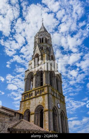 Romanische Kirche Saint Léonard in Saint-Léonard-de-Noblat (UNESCO-Weltkulturerbe), Haute-Vienne (87), Frankreich. Stockfoto