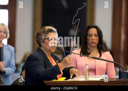 Austin, Texas, USA. Juli 2013. Die Staatsrep. SENFRONIA THOMPSON, D-Houston, hält primitive Abtreibungswerkzeuge bereit, da die Gesetzgeber von Texas mit der Verabschiedung eines Gesetzentwurfs kämpfen, der die Zahl der Abtreibungsanbieter durch die Erhöhung der medizinischen Standards für Kliniken auf das Niveau der ambulanten chirurgischen Zentren begrenzen würde. (Bild: © Bob Daemmrich/ZUMA Press Wire) Stockfoto