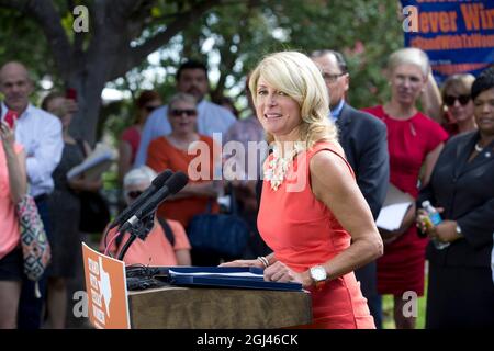 Austin, Texas, USA. Juli 2013. State Senatorin WENDY DAVIS, D-Ft. Worth spricht auf einer Wahlkampfveranstaltung, während Aktivisten am Dienstag des Capitol weiter absteigen, während die Gesetzgeber von Texas mit der Verabschiedung eines Gesetzentwurfs kämpfen, der die Anzahl der Abtreibungsanbieter durch die Erhöhung der medizinischen Standards für Kliniken auf das Niveau der ambulanten chirurgischen Zentren begrenzt. (Bild: © Bob Daemmrich/ZUMA Press Wire) Stockfoto