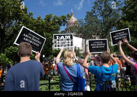 Austin, Texas, USA. Juli 2013. Pro-Life-Aktivisten steigen am Dienstag des Capitol weiter ab, da die Gesetzgeber von Texas mit der Verabschiedung eines Gesetzes kämpfen, das die Anzahl der Abtreibungsanbieter durch die Erhöhung der medizinischen Standards für Kliniken auf das Niveau ambulanter chirurgischer Zentren begrenzen würde. (Bild: © Bob Daemmrich/ZUMA Press Wire) Stockfoto