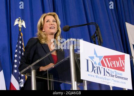 Austin, Texas, USA. Oktober 2013. Die Senatorin des demokratischen Bundesstaates Texas, WENDY DAVIS, kündigt ihre Kandidatur für die Gouverneurin von Texas an. Davis hat Ende Juni 11 Stunden lang gegen ein restriktives Abtreibungsgesetz im Senat aufgenommen. (Bild: © Bob Daemmrich/ZUMA Press Wire) Stockfoto