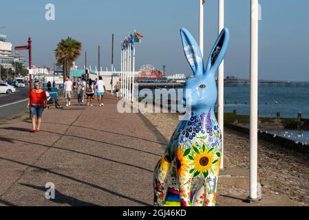 Hasen über Stadt gemalte Hasen Skulptur auf Southend am Meer Küste, Essex, Großbritannien. Besucherattraktion für Kunstpfades. Eine auf der Western Esplanade installiert Stockfoto