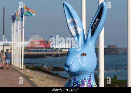 Hasen über Stadt gemalte Hasen Skulptur auf Southend am Meer Küste, Essex, Großbritannien. Besucherattraktion auf dem Kunstpfad an der Promenade Stockfoto