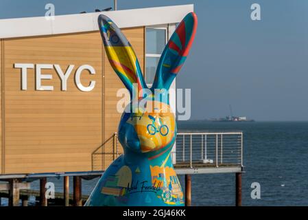 Hasen über Stadt gemalte Hasen Skulptur auf Southend am Meer Küste, Essex, Großbritannien. Besucherattraktion für Kunstpfades. Anlegestelle für den Thames Estuary Yacht Club Stockfoto