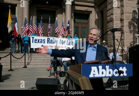 Austin, Texas, USA. Januar 2014. Texas Rally for Life mit dem damaligen texanischen Generalanwalt GREG ABBOTT im Texas Capitol am 25. Januar 2014. Beide Pro-Choice-Gruppen für Pro-Life-Gruppen versammelten sich, als Abbott die Keynote hielt. (Bild: © Bob Daemmrich/ZUMA Press Wire) Stockfoto