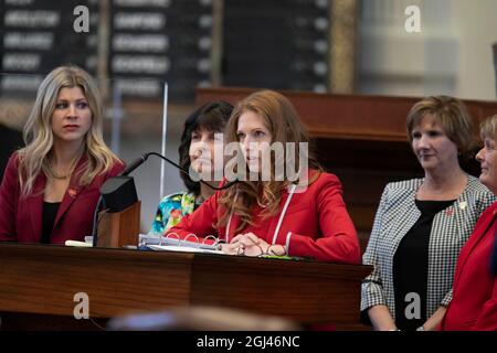 Austin, TX, USA. Mai 2021. Der Staatsvertreter SHELBY SLAWSON, R-Stephenville, umgeben von Koleagues, debattiert die Demokraten über SB 8, den fötalen „Herzschlag“-Gesetzentwurf, der Abtreibungen nach sechs Wochen in Texas effektiv verbieten würde, der später am 81-63. Mittwoch im Repräsentantenhaus in zweiter Lesung verabschiedet wurde. (Bild: © Bob Daemmrich/ZUMA Press Wire) Stockfoto