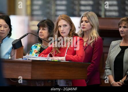 Austin, TX, USA. Mai 2021. Der Staatsvertreter SHELBY SLAWSON, R-Stephenville, umgeben von Koleagues, debattiert die Demokraten über SB 8, den fötalen „Herzschlag“-Gesetzentwurf, der Abtreibungen nach sechs Wochen in Texas effektiv verbieten würde, der später am 81-63. Mittwoch im Repräsentantenhaus in zweiter Lesung verabschiedet wurde. (Bild: © Bob Daemmrich/ZUMA Press Wire) Stockfoto