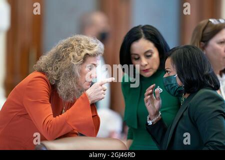 Austin, TX, USA. Mai 2021. Die Außenministerin DONNA HOWARD, D-Austin, L, spricht mit den Kollegen Rep. INA MINARJES, D-San Antonio und Rep. NICOLE COLLIER, D-Fort Worth, nachdem sie die Sponsoren von SB 8, dem fötalen „Herzschlag“-Gesetz, das Abtreibungen nach sechs Wochen in Texas effektiv verbieten würde, in Frage gestellt hatte. Der Gesetzentwurf verabschiedete später zweite Lesung 81-63 Mittwoch. (Bild: © Bob Daemmrich/ZUMA Press Wire) Stockfoto