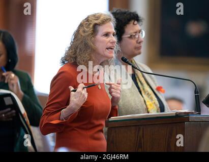 Austin, TX, USA. Mai 2021. Die staatliche Rep. DONNA HOWARD, D-Austin, eine eingetragene Krankenschwester, fordert die Sponsoren von SB 8 im Repräsentantenhaus gegen den fötalen „Herzschlag“-Gesetzentwurf, der Abtreibungen nach sechs Wochen in Texas effektiv verbieten würde. Der Gesetzentwurf verabschiedete später zweite Lesung 81-63 Mittwoch. (Bild: © Bob Daemmrich/ZUMA Press Wire) Stockfoto