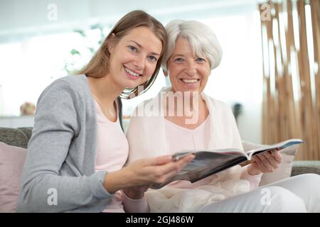 Ältere Frau verbringt gute Zeit mit ihrer Tochter Stockfoto