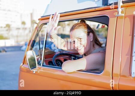 Porträt einer schönen jungen kaukasischen Frau, die lächelt und drivin Stockfoto