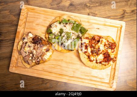 Würzige Fajitas mit Rind- und Hühnchen auf einem Holztablett Stockfoto