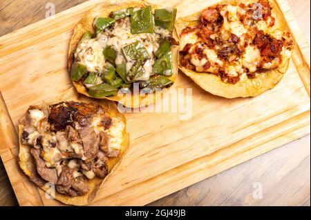 Würzige Fajitas mit Rind- und Hühnchen auf einem Holztablett Stockfoto