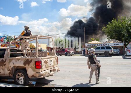 Polizei, Feuerwehrleute und Nationalgarde nehmen an Bränden in Ciudad Juarez Chihuahua Mexico Teil, einer Grenzstadt an der Grenze zu El Paso Texas, USA Stockfoto
