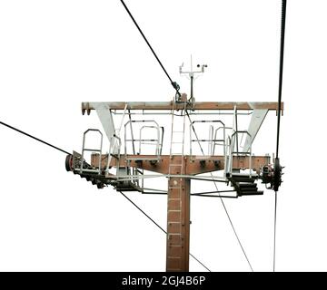 Sessellift mechanische Riemenscheiben im Skigebiet, Seilbahnturm isoliert auf weißem Hintergrund. Seilbahn und Lift isoliert Stockfoto