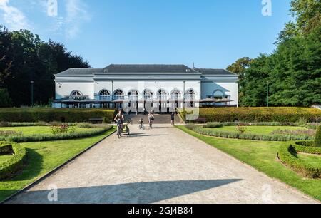 Vilvoorde, Flämisch-Brabant - Belgien - 08 28 2021: Park und Hauptrestaurant Orangerie Stockfoto