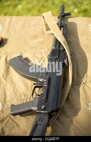 Schusswaffen für das Training. Die Maschine steht auf dem Tisch. Zuverlässige Kleinarme. Einzelheiten der militärischen Ausbildung. Stockfoto