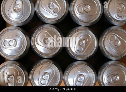 Die Draufsicht auf Aluminium kann die oberen Deckel mit Einlösewerten für Oregon, Kalifornien und andere Staaten umklappen; der CRV-Einlösewert für das Recycling. Stockfoto