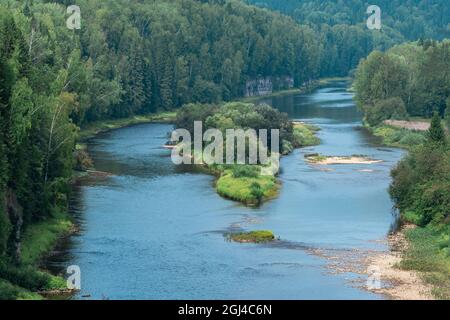 Gebirgsfluss zwischen bewaldeten Ufern, der USVA Fluss in der Region Perm, Russland Stockfoto