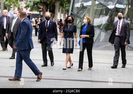 New York, New York, USA. September 2021. New York, New York, USA. 8. September 2021. Die Gouverneurin von New York, Kathy Hochul (C), und der ehemalige Bürgermeister von New York, Michael Bloomberg (L), legten am Mittwoch, den 6. September 2021, in New York City Blumen an der Gedenkstätte 9/11 in Downtown, Manhattan, USA.Gouverneur Hochul legte einen Blumenstrauß an einen Reflexionspool, um an die Menschen zu erinnern, die während der Terroranschläge von 9/11 ihr Leben verloren haben.Quelle: Stefan Jeremiah/ZUMA Wire (Bild: © Stefan Jeremiah/ZUMA Press Wire) Stockfoto