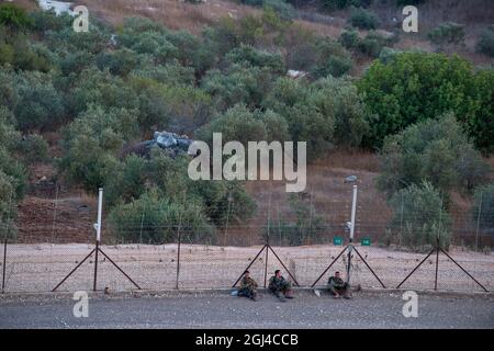 Jenin. September 2021. Israelische Soldaten bewachen am 8. September 2021 den Sicherheitszaun in der Nähe der Stadt Jenin im Westjordanland. Die israelische Armee sagte am Mittwoch, dass sie die Schließung im Westjordanland und im Gazastreifen aufgrund einer Jagd auf sechs palästinensische Flüchtlinge, die am Montag ihren Weg aus dem Gefängnis getunnelt haben, verlängern würde. Quelle: Gil Eliyahu /JINI via Xinhua/Alamy Live News Stockfoto