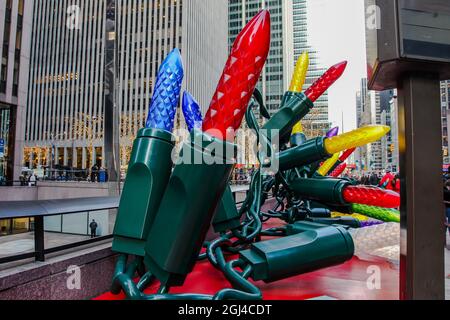 NEW YORK, NY, USA - Dezember 27, 2018: Riesige Weihnachtsbeleuchtung Dekoration in der Nähe der 6. Avenue und 50th Street in Manhattan. Stockfoto
